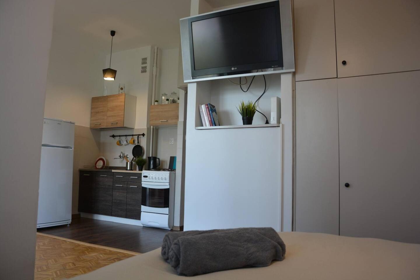 Ohmyhome - Sunny Apartment In City Center Варшава Экстерьер фото